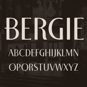 Peut inclure: Une police de caractères de style vintage appelée "Bergie" est affichée en lettres blanches sur un fond sombre. L'alphabet est présenté en minuscules, chaque lettre étant séparée par un espace.