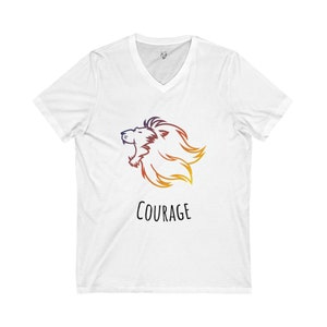 Puede incluir: Camiseta blanca de cuello en V con un gráfico de león degradado y la palabra "COURAGE" impresa debajo.