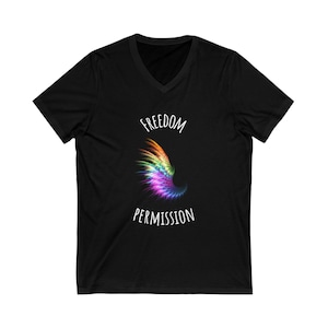 Puede incluir: Camiseta negra de cuello en V con un diseño de ala de arcoíris y el texto "FREEDOM" y "PERMISSION" en blanco.
