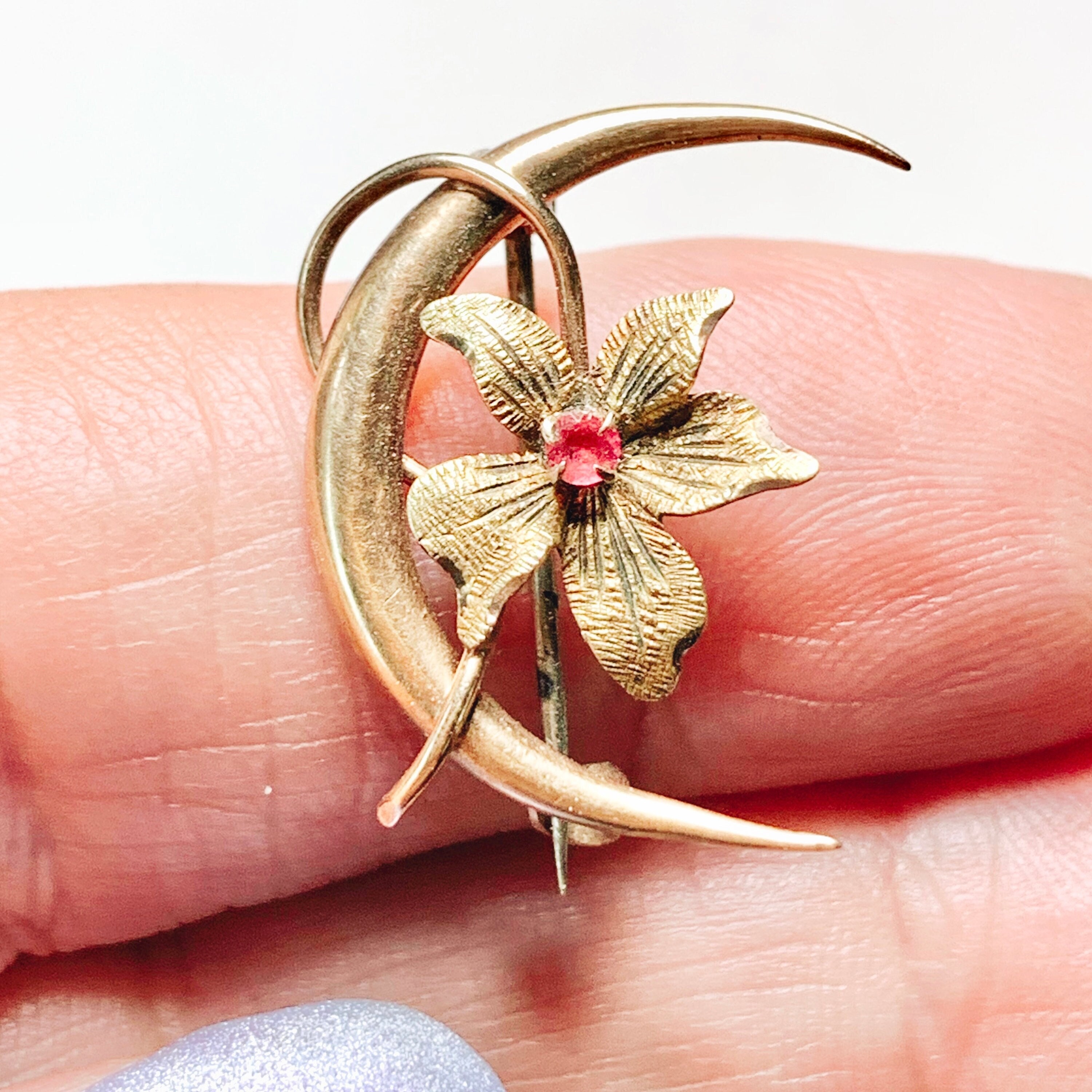 Broche Antique En Or Jaune - Forme Croissant De Lune Avec Grenat - Occasion