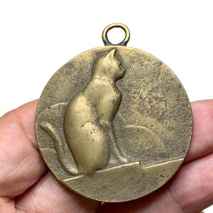 Brązowy medal artystyczny, wisiorek z kotem, lata 30. XX wieku, Francja, Belgia