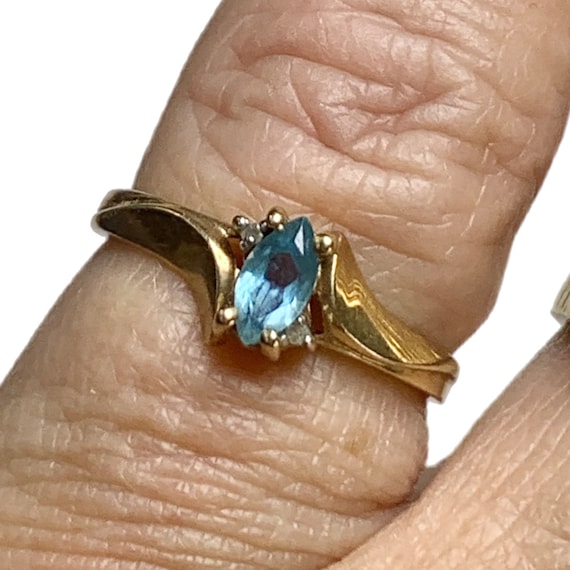 Vintage 10K Gold Aquamarine Ring, with Diamond Ch… - image 2