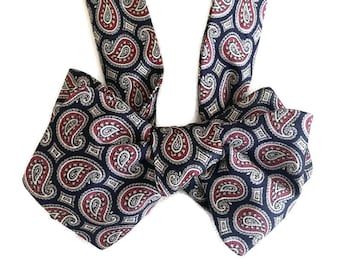 Pajarita de seda hecha a mano - Clásico estampado paisley - Pieza única - Preanudada o para anudar uno mismo