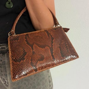 Bolso de mano vintage de piel de pitón auténtica, hecho a mano en la década de 1960.