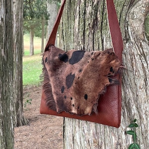 Bolso de hombro, bolso de cuero, bolso de pelo, bolso estilo western, bolso color burdeos