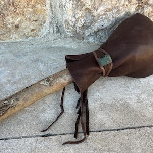 Könnte beinhalten: Handgefertigtes Holzschild mit dem Text "Welcome to our home" in handschriftlichem Stil. Das Schild ist weiß mit schwarzer Schrift bemalt und hat ein Used-Finish, ideal für die Inneneinrichtung.