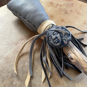 Baqueta gris, baqueta ceremonial, baqueta, mazo de tambor, baqueta, baqueta chamánica, baqueta de diosa
