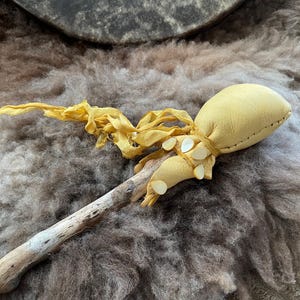Baqueta ceremonial amarilla, baqueta, mazo de tambor, baqueta, baqueta chamánica, baqueta amarilla