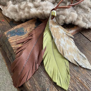 Piume in pelle, ciondolo per borsa, piume in pelle boho, tirante per ventaglio, piume pendenti