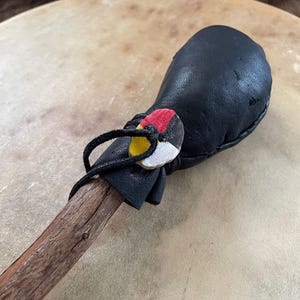 Baqueta de rueda medicinal, mazo de tambor, baqueta, baqueta chamánica, mazo de tambor ceremonial