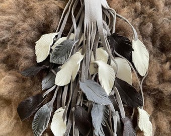 Lacci per flauto, avvolgimenti per flauto, piume in pelle per neonati, accessorio per flauto nativo americano, lacci per flauto con piume, lacci per flauto grigi