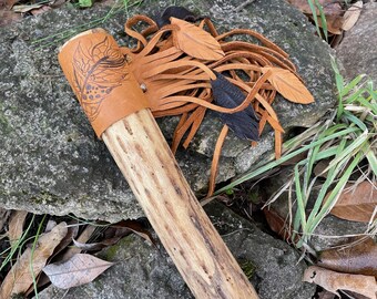 Palo de lluvia de plumas, palo de lluvia con flecos, palo de lluvia tribal, terapia de sonido, sanación con sonido, maraca musical