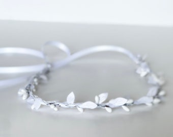 Handcrafted White Simple Flower Crown, Minimalist Hair Accessory, White Leaves, Small First Communion Headband, Wedding Crown, Berry Fairy