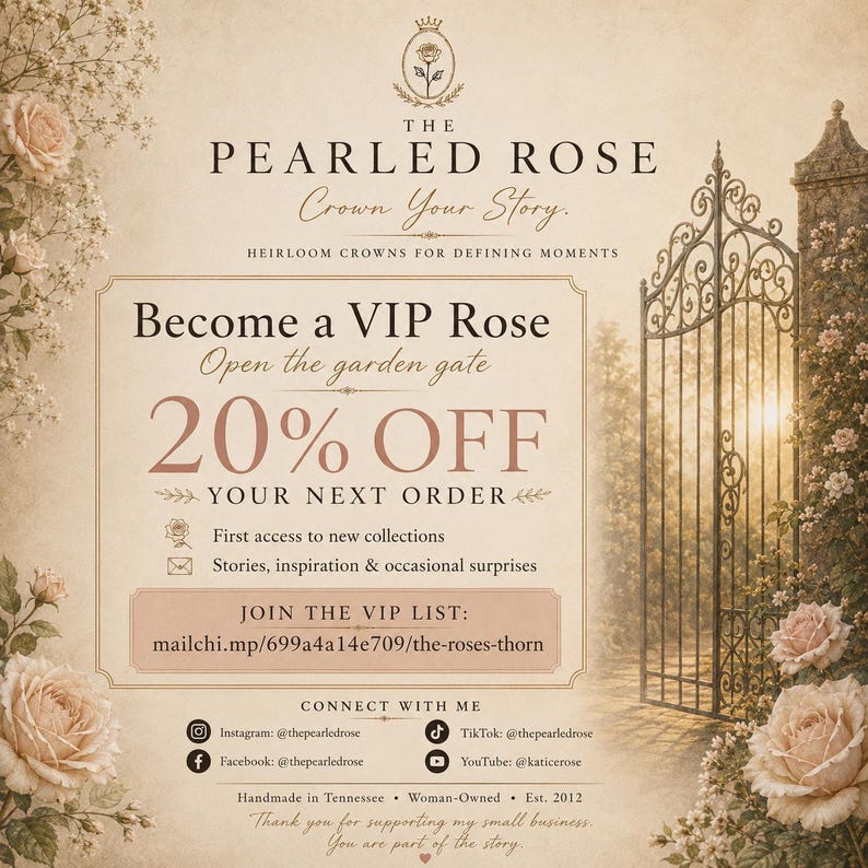 Op de afbeelding: Een promotionele afbeelding voor The Pearled Rose met een tuinhek in vintage-stijl, zachte cr&egrave;me- en ros&eacute;goudtinten en bloemaccenten. De tekst bevat 'Become a VIP Rose', '20% OFF YOUR NEXT ORDER' en de social media-kanalen van het merk.