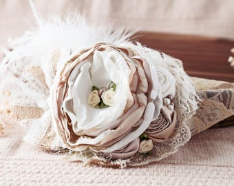 Diadema elegante de plumas y rosas en color marfil y champán.