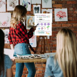 Puede incluir: Una mujer se&ntilde;ala una pizarra blanca con consejos sobre c&oacute;mo mejorar o terminar una obra de arte. Los consejos incluyen rellenar el espacio, agregar detalles, patrones o dise&ntilde;os, usar el color con mejor artesan&iacute;a, valor o sombreado, usar ROYGBIV o mezclar colores, y agregar contornos.