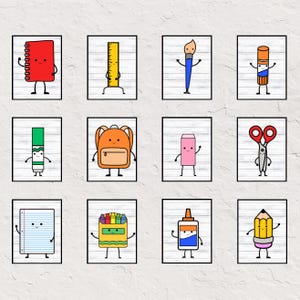 Peut inclure: Douze illustrations encadrées de fournitures scolaires de dessins animés. Chaque image présente un objet anthropomorphe souriant, comme un cahier rouge, une règle jaune et un sac à dos orange, sur fond de bois blanc.