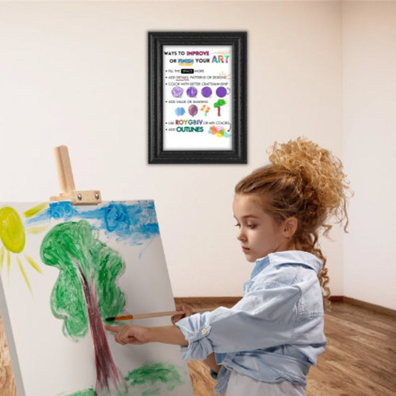 Puede incluir: Una persona joven pintando un &aacute;rbol en un lienzo con un pincel. Un p&oacute;ster enmarcado con el texto "Ways to Improve or Finish Your Art" est&aacute; en la pared detr&aacute;s de la persona. El p&oacute;ster enumera consejos para mejorar las obras de arte, incluyendo la adici&oacute;n de detalles, color, valor y contornos.