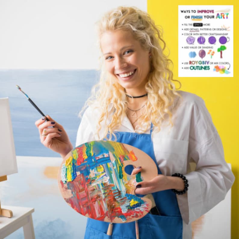 Puede incluir: Una mujer con una camisa blanca y un delantal azul sostiene una paleta de pintura con pintura colorida. Ella sonr&iacute;e y apunta hacia la derecha con un pincel. Un p&oacute;ster con el texto "WAYS TO IMPROVE OR FINISH YOUR ART" es visible en el fondo.