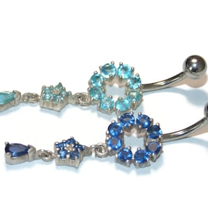 Piercing para el ombligo con colgante de plata de ley y cristal azul.