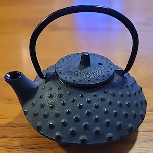 Iwachu Nambu Tetera de hierro fundido Atsukan Calentamiento Arare Mate Verde Negro Japón