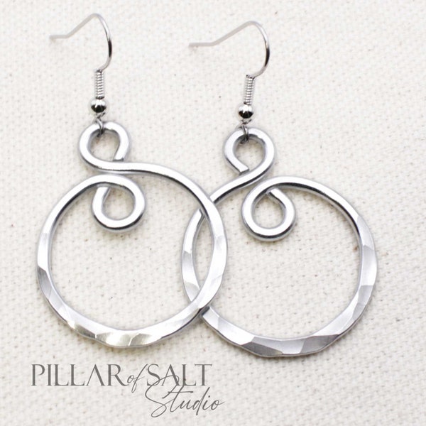 Pendientes de aluminio martillado con el símbolo del infinito - Regalo para el décimo aniversario de su hija.