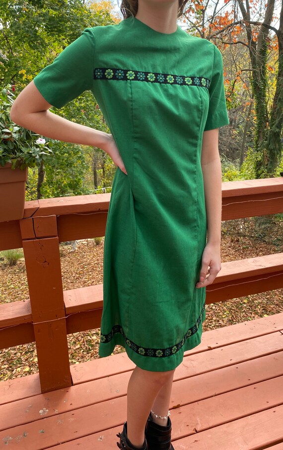 Vintage 60’s Daisy Trim Green Dress