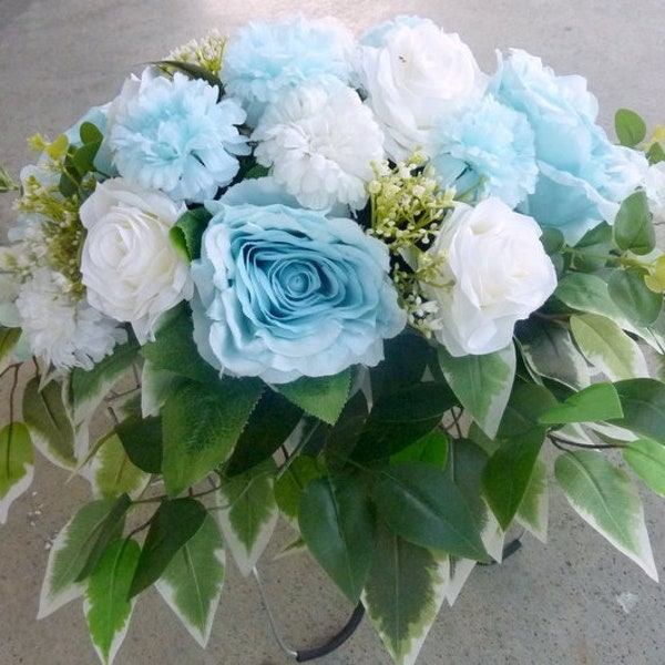 Fleurs bleues et blanches de cimetière, fleurs de pierre tombale, fleurs commémoratives