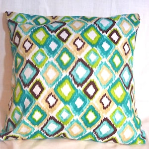 Funda de almohada Ikat en turquesa, marrón, blanco y verde chartreuse