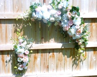 Roze en witte bruiloftsbloemen, huwelijksboogdecoraties