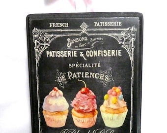 Chalkboard Französisches Gebäck Schild mit 3 dekorierten Cupcakes