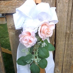 Fleurs roses roses, décorations de bancs de mariage