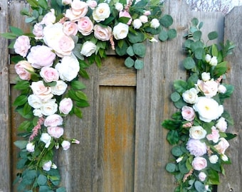 2-delige blosroze en witte bruidsboogbloemen met eucalyptus