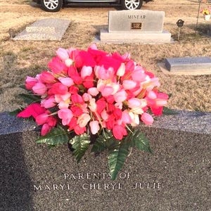 Tulip Headstone saddle, kwiaty cmentarne, kwiaty na grób, kwiaty kondolencyjne, spray na nagrobek, różowe kwiaty na nagrobek