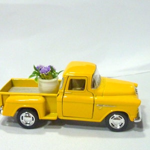 Farmhouse Truck, Yellow Diecast truck