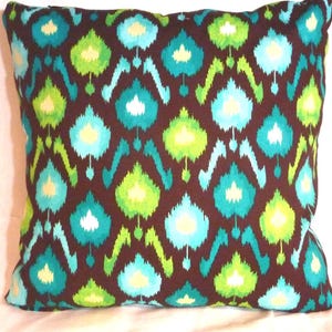 Funda de almohada Ikat en turquesa, marrón y verde chartreuse