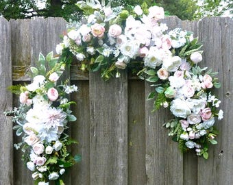 2-delige blushroze en witte bruidsboogbloemen