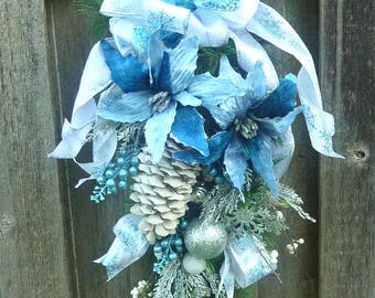 Adorno navideño de terciopelo azul con flor de Pascua para puerta: cinta con copos de nieve y purpurina