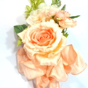 Décorations d&#39;allée de mariage, Décorations de bancs de mariage, Attaches de chaise florales