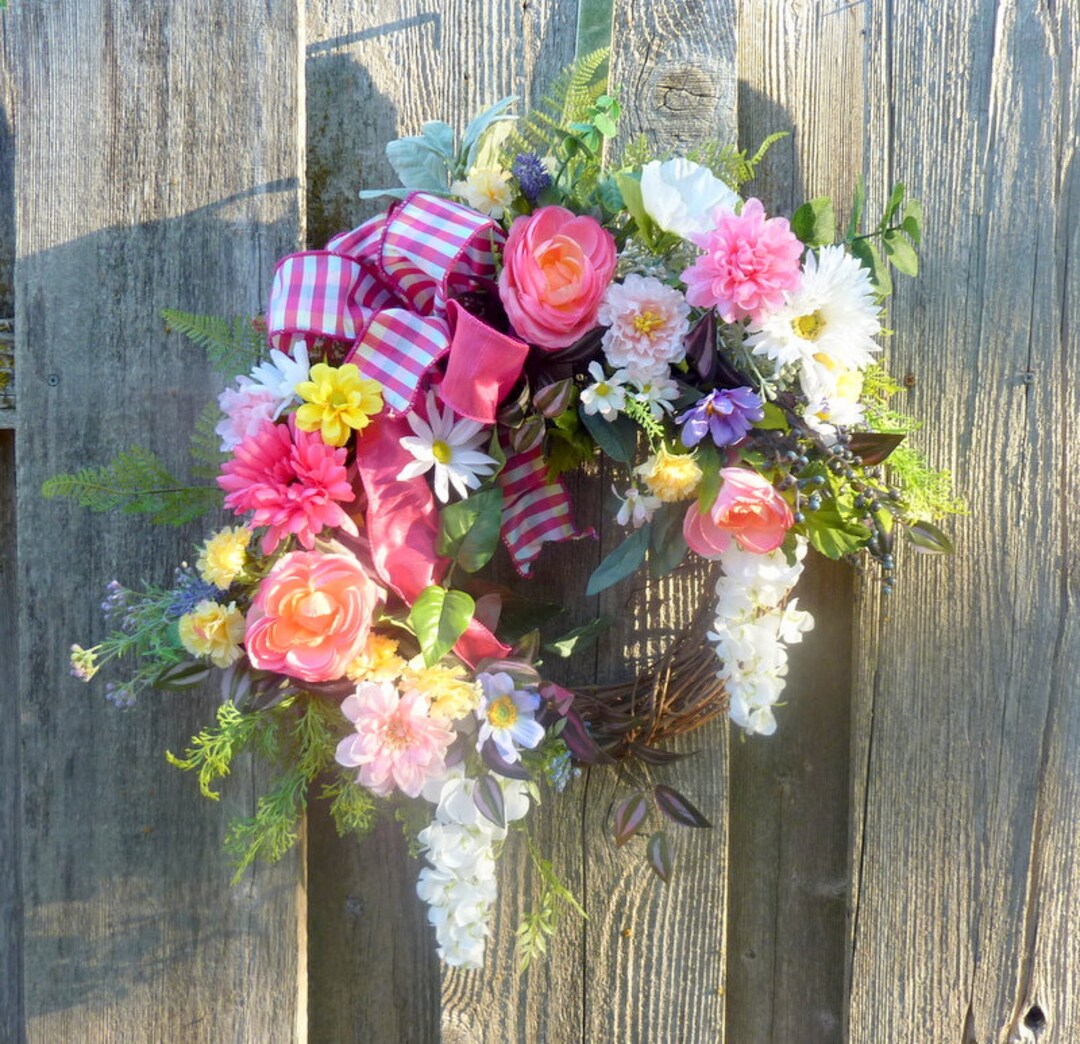 Corona de flores de papel para la puerta con rosas, zinnias, ranúnculos