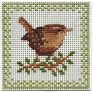 Könnte beinhalten: Ein brauner und weißer Vogel mit langem Schwanz, der auf einem Zweig mit grünen Blättern sitzt. Der Vogel ist von einem grünen Rand auf weißem Hintergrund umgeben.