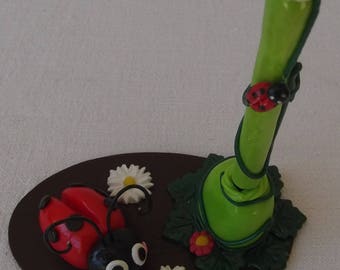 Porte stylo base bois avec coccinelle et son stylo habillés de porcelaine froide assorti