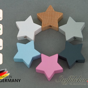 Puede incluir: Siete cuentas de madera en forma de estrella en varios colores, incluyendo madera natural, blanco, azul claro, rosa, gris y gris oscuro. Las cuentas tienen un agujero en el centro para enhebrar.