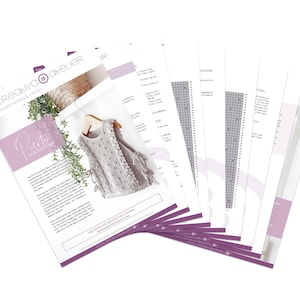 Peut inclure: Plusieurs feuilles de patrons de crochet avec un design violet clair et blanc. La couverture affiche "Creativa Atelier" et "Puits Crochet Vest". Un gilet en crochet gris avec des franges est suspendu &agrave; un cintre en bois.