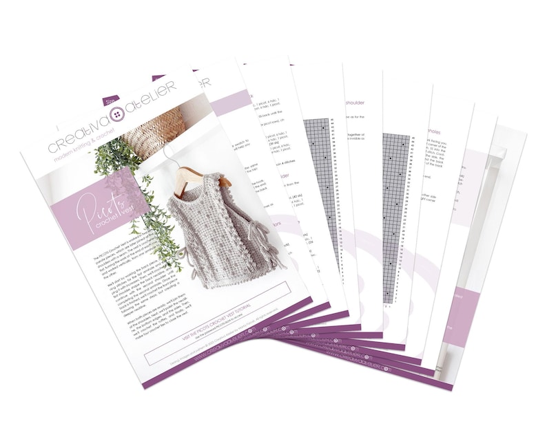 Peut inclure: Plusieurs feuilles de patrons de crochet avec un design violet clair et blanc. La couverture affiche "Creativa Atelier" et "Puits Crochet Vest". Un gilet en crochet gris avec des franges est suspendu &agrave; un cintre en bois.