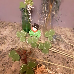 Kleeblätter und süße kleine Kobolde rundherum machen den St. Patrick&#39;s Day zu etwas Besonderem.