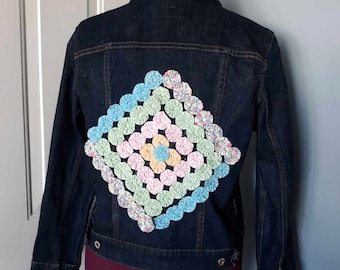 Ladies Size Large Levi's Denim Jean Jacket with Upcycle Vintage Quilt YoYo's Design on back