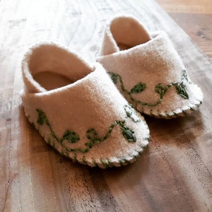 Tan Upcycled Wool Baby Booties Moccasins with Green Embroidery Vines Leaves Unisex 0-6 months