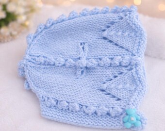 Gorro azul para perro tejido a mano con orificios para las orejas – Gorro para cachorro con punto de pompón – Circunferencia de la cabeza de 9 a 10 pulgadas – Correa con botón de osito de peluche.