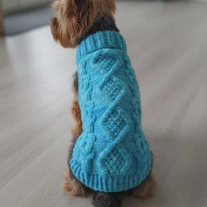 手編みのウェールズ産ウールケーブル編み犬用セーター - 冬にぴったりのペット服 小型犬用